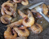 Foto langkah ke 2 dari resep Udang Butter Lada Hitam.