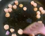 Foto langkah ke 2 dari resep Nasi Siram Telur dan Sosis.