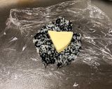 A picture of step 2 of Cheese-in Rice Ball.