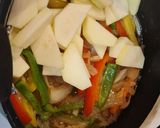 Foto del paso 3 de la receta: Albóndigas en salsa de tomate, pimientos tricolor y calabacín al orégano