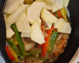 Foto del paso 3 de la receta: Albóndigas en salsa de tomate, pimientos tricolor y calabacín al orégano
