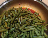 Foto del paso 3 de la receta: Judías verdes esparragadas con huevos fritos y picatostes