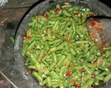 Foto langkah ke 4 dari resep Pencok Kacang Panjang.
