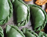 Foto del paso 9 de la receta: Empanadas de cebolla, pollo y queso con masas saborizadas y coloridas