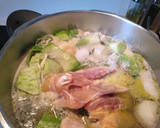Foto del paso 4 de la receta: Caldo de pollo (con olla exprés)