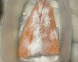 Foto del passaggio 1 della ricetta Il salmone leggermente salato marinato con le erbette rosse
