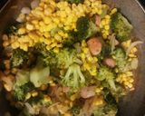 Foto del paso 5 de la receta: Brócoli con huevo, elote, cebolla y salchicha