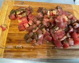 Une image de l'étape 4 de Salade de melon au concombre, tomate noire, oignon rouge et feta.