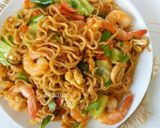 Foto langkah ke 3 dari resep Mi Goreng Udang Sayuran.