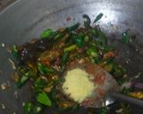 Foto langkah ke 6 dari resep Telur Ceplok Cabe Hijau.