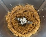 Foto del passaggio 1 della ricetta Cheesecake alla Vaniglia con Gelée al Mango🥧🥭