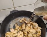 Foto del passaggio 3 della ricetta Bocconcini di pollo allo champagne con zafferano