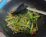 รูปขั้นตอนการทำที่ 4 ของ ผัดพริกแกงผักบุ้งหมูสับ