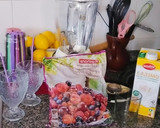 Foto del paso 1 de la receta: Smoothie de fresas y frutos del momento