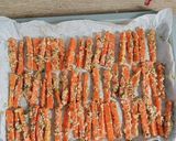 Foto langkah ke 3 dari resep Cheesy Herb Roasted Carrots.
