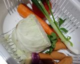 Foto langkah ke 1 dari resep Sop Sayur Sosis.