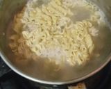 Foto langkah ke 4 dari resep Omelet Mie Instan.