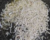Foto langkah ke 2 dari resep Tumis Teri Daun Pepaya.