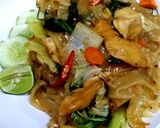 รูปขั้นตอนการทำที่ 4 ของ ก๋วยเตี๋ยวผัดขี้เมาไก่