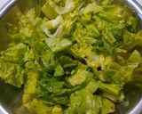 Foto del paso 1 de la receta: Ensalada con repollo morado, tomate, lechuga