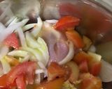 صورة لخطوة 3 من وصفة صينية فخاد وصدورة مع بصل وبطاطا وبندورة