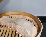 Foto del paso 1 de la receta: Salmón en vaporera de bambú con salsa light de queso azul
