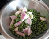 A picture of step 1 of Hara chana ki subji.