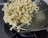 Foto langkah ke 1 dari resep 44. Ramen Hack: Indomie with Garlic & Mayonnaise 🍜🧄.