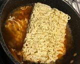 Gambar langkah 2 resipi Kimchi Ramyeon.