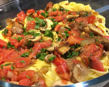 Foto del paso 4 de la receta: Tagliatelle súper sabroso con champis, tomates y hierbas frescas 😀