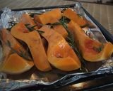 รูปขั้นตอนการทำที่ 2 ของ Butternut Squash ฟักทองน้ำเต้าอบโรสแมรี่