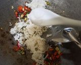 Foto langkah ke 4 dari resep Nasi Goreng Daun Jeruk.
