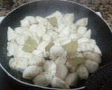 Foto del paso 2 de la receta: Dados de pollo al ajillo picantes