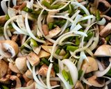 Foto del paso 2 de la receta: Pizza de hojaldre de verduras y pollo asado