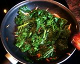 Foto del paso 7 de la receta: Col kale salteada con uvas pasas y piñones - veggie