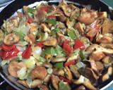 Foto del paso 3 de la receta: Fritada de níscalos, cebolla y pimientos