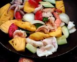 รูปขั้นตอนการทำที่ 2 ของ เปรี้ยวหวาน กุ้ง หมึก