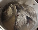Foto del paso 1 de la receta: Consomé de cabezas de pescado