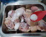 Foto langkah ke 1 dari resep Ayam Ungkep Air Kelapa Bumbu Kuning.