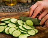 Foto del passaggio 1 della ricetta Insalata di cetrioli e cipolle alla piemontese