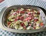 Une image de l'étape 10 de Salade de tomates roses et concombre à la crème, feta et persil.