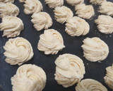 Foto langkah ke 3 dari resep Kue semprit sagu.