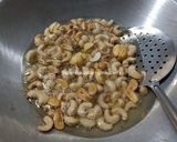 Foto langkah ke 3 dari resep Kacang Mede Goreng Bawang Putih.
