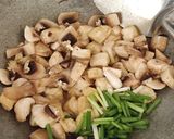 Foto langkah ke 3 dari resep Tumis Tahu Jamur.