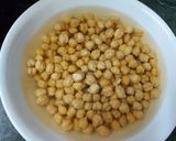 A picture of step 1 of Lahori Chikar Cholay.