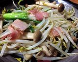 รูปขั้นตอนการทำที่ 2 ของ ผัดถั่วงอกเห็ดเบคอน#รักบ้านเกิด