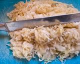 Lilahagymás savanyúkáposzta-saláta recept fázis 2 fotója