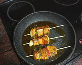 Foto del paso 3 de la receta: Brochetas de atún en adobo con cebolla y pimiento