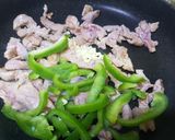 รูปขั้นตอนการทำที่ 2 ของ หมูผัดพริกหวาน