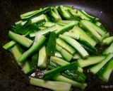 Foto del passaggio 1 della ricetta Tagliolini alle vongole e zucchine "ammuddicati"
